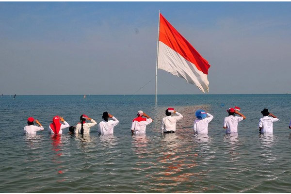 Momen Khidmat Upacara HUT ke-79 RI di Pantai Pelayaran Jepara